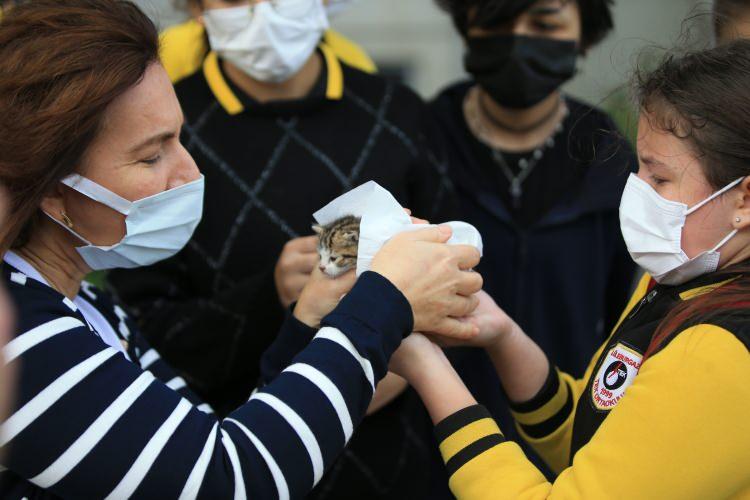 <p>Öğrencileriyle gurur duyduğunu anlatan Ergül, şöyle devam etti:</p>
<p>"Çocuklar kampanyaya çok büyük ilgi gösterdiler, destek oldular. Velilerimize, okul öğretmenlerimize bu anlamda çok teşekkür ediyoruz.</p>