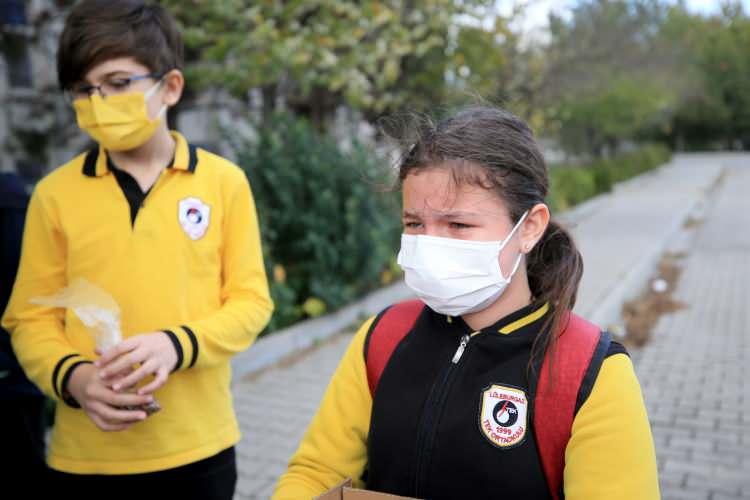 <p>Öğrencilerden Esra Özbudak ise bir gün okula gelirken açlıktan köpük tabak yiyen kediyi görünce durumu hemen öğretmen ve arkadaşlarıyla paylaştığını belirterek, "Özellikle Kovid-19 sürecinde hayvanların yiyecek bir şeyler bulması iyice zorlaştı. </p>