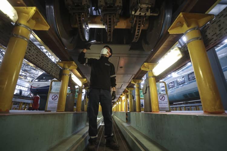 <p>Etimesgut YHT Ana Bakım Atölye Müdürü Onur Şengün de YHT işletmeciliğini dünyanın en iyi setleriyle saatte 250 kilometre hızla yaptıklarını ifade etti. Şengün, "Bu setlerimizin bakımlarını da yine dünyanın en yeni teknolojisine sahip ve YHT bakımları için özel olarak dizayn edilen Etimesgut YHT Ana Bakım Atölyesi'nde gerçekleştiriyoruz. Bakım, test ve park yolu olarak kullanılan 36 kilometre uzunluğunda demir yolu hattına sahip tesiste setlerin saatte 40 kilometre hıza kadar olan dinamik testleri yapılabildiği gibi yerli üretimi yapılan demir yolu araçlarının da dinamik testleri gerçekleştirilebilmektedir. Yerli bir firmamızın üreterek Avrupa ülkesine sattığı demir yolu araçlarının dinamik testleri tesisimizde yapılmıştır." dedi.</p>