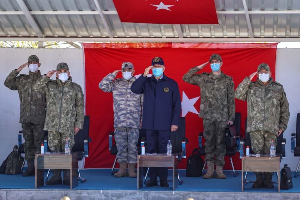 <p>Milli Savunma Bakanı Akar'ın sancağı, 6. Hudut Tugay Komutanı Tuğgeneral İlker Ertuğrul'a tesliminin ardından Cumhurbaşkanı Erdoğan, telefondan Mehmetçiğe hitap etti.</p>

<p> </p>
