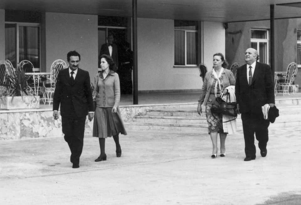 <p>11 Ekim 1980'de 12 Eylül Askeri müdahalesiyle milletvekilliği sona eren ve gözaltına alınan Başbakan Süleyman Demirel, CHP Genel Başkanı Ecevit eşleri Nazmiye Demirel ve Rahşan Ecevit ile birlikte Etimesgut Askeri Havaalanı'na getirilmişti. (Arşiv)</p>
