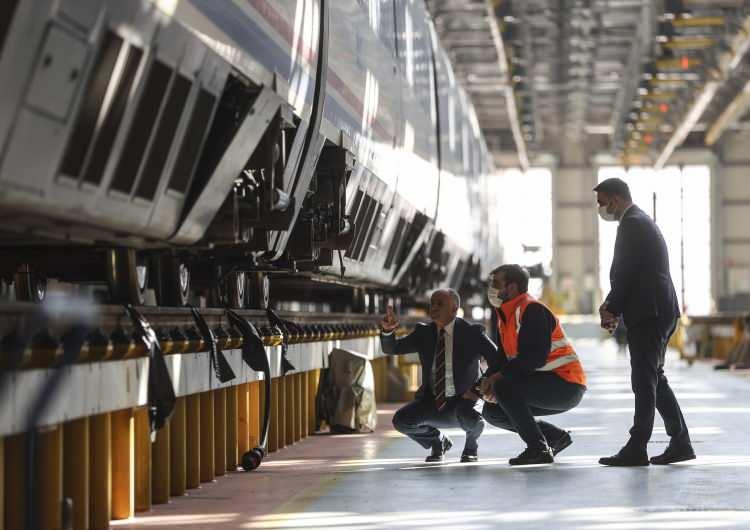 <p>YHT taşımacılığını saatte 250 ve 300 kilometre hızlara sahip 31 YHT setiyle sürdürdüklerini dile getiren Pezük, bu setlerin en son teknoloji ve standartlara sahip olduğunu, güvenli şekilde hizmet sunduğunu ifade etti.</p>
