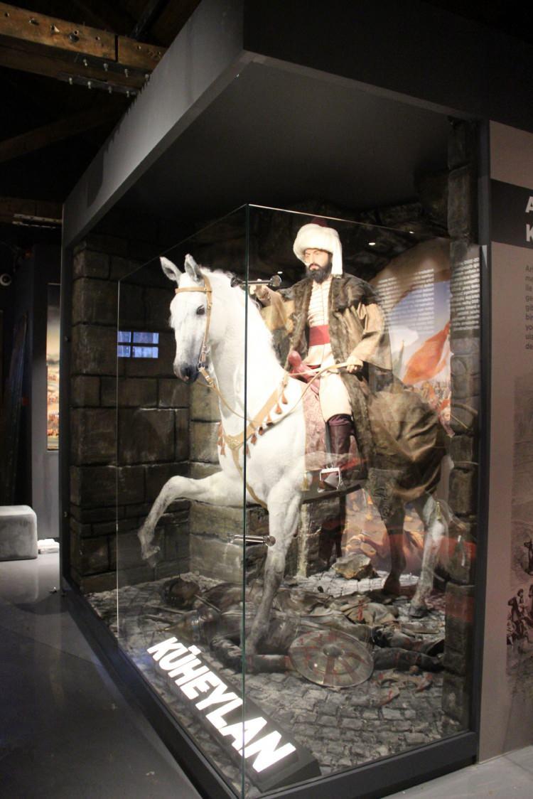 <p>“Dünyada tek”</p>
<p>Sivas Valisi Salih Ayhan, 1970’lerden bu yana atıl durumda bulunan tarihi harayı restore ettiklerini belirterek, “Hamidiye Kültür Bahçesi Sultan Abdülhamit Han döneminde saraya at yetiştiren bir bölgeydi. Bu bölge daha sonra uzun yıllar atçılık ıslah kurumu olarak hizmet vermiş. 1970’lerden beri atıl kalan bir bölge. Burayı biz ele aldık. 250 bin metre kare bir alanda 11 tescilli yapı vardı, onların restorasyonunu tamamladık.</p>