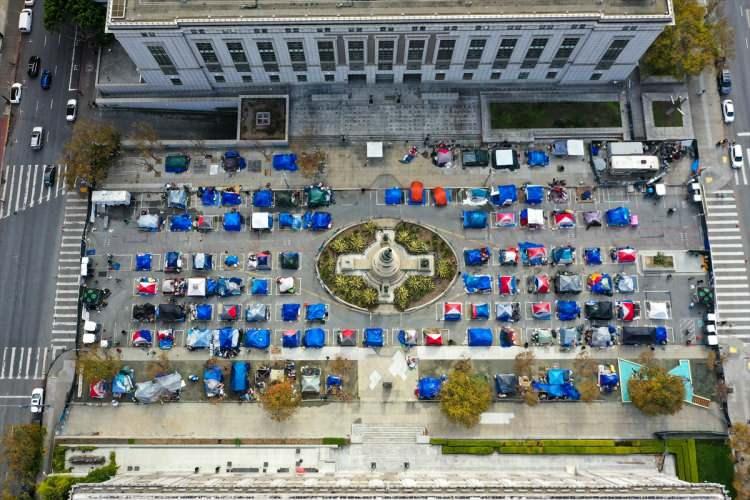 <p>Hayatlarını sokakta geçiren bu insanlar oldukça zor şartlar altında yaşamıonı sürdürmeye çalışırken, ABD'nin Körfez tarafının en önemli ticaret, finans ve kültür bölgesi olan Kaliforniya adeta çadır kente dönüştü.</p>
