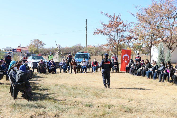 <p>Belirtilerin gözlenmesi halinde öncelikle jandarmaya haber verilmesi gerektiğini anlatan ekipler, uyuşturucunun temin edilmesi hususunda araştırmaların yapılacağını, sağlık ekiplerince de gençlerin gerekli görülmesi halinde tedavi sürecinin başlatılacağını anlattı.</p>