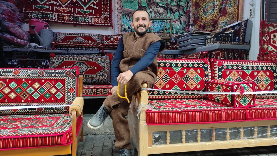 <p>Keçi kılı ve koyun yününden üretilen aba kıyafetler, doğal ve kalın yapısıyla giyenleri soğuk kış günlerinde bile üşütmüyor. </p>