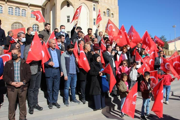 <p>Hakkari'de, şehidin ağabeyine küfreden İYİ Parti Grup Başkanvekili Lütfü Türkkan'a tepki yürüyüşü düzenlendi.</p>
