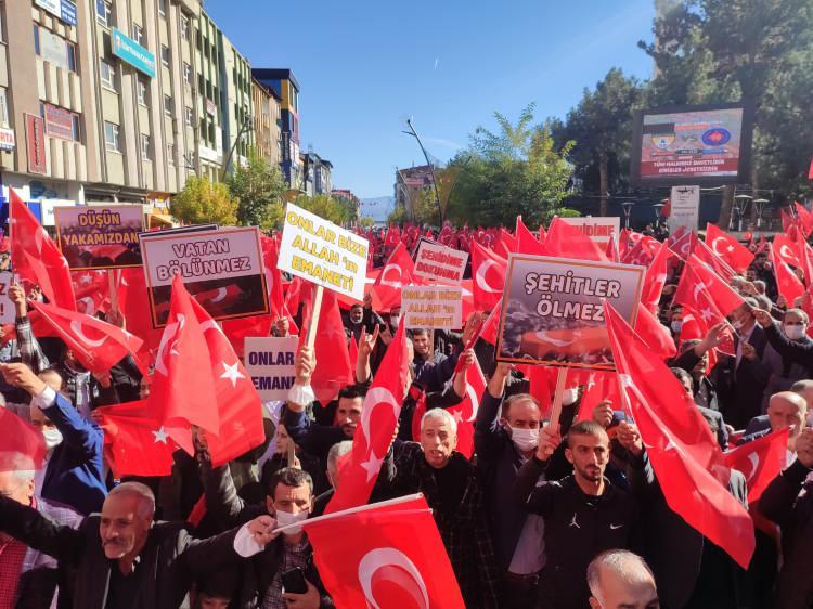 <p>Bingöl’de binlerce kişinin katıldığı şehide saygı mitinginde, Lütfü Türkkan protesto edildi.</p>
