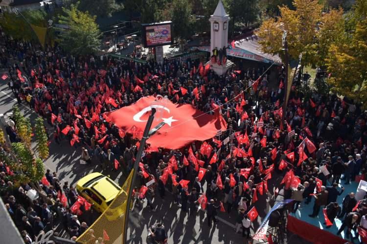 <p>Yaşanan olayın ardından Türkkan, birçok kesimden tepki gördü. Bu kapsamda Bingöl Şehit Aileleri Gazileri ve İnsan Hakları Derneği (BİŞHAK) tarafından şehide saygı mitingi düzenlendi. Genç Caddesi Dörtyol Meydanında düzenlenen mitinge binlerce kişi katılarak, Türkkan protesto edildi.</p>