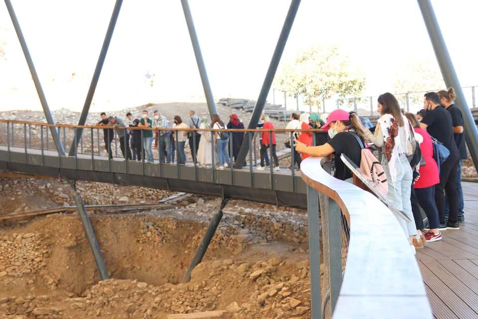 <p>Göbeklitepe bizim başımızın tacı. Hem ülkemizde hem yurt dışında çok ses getirdi, getirmeye de devam ediyor. </p>
