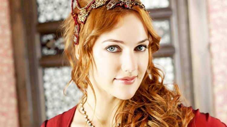 <p><span style="color:#800080"><strong>Hem yurt içinde hem de yurt dışında büyük bir başarı yakalayan Muhteşem Yüzyıl'da Hürrem Sultan rolünü oynayan Meryem Uzerli, diziden tükenmişlik sendromuna yakalandığı için ayrılmıştı.</strong></span></p>
