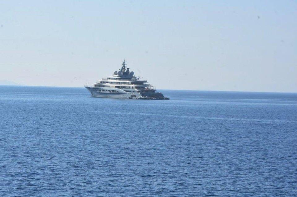<p> Bill Gates'in Cayman Adaları bayraklı 107 metre uzunluğunda ve 16 metre genişliğindeki ‘Lana’ isimli yatı görenleri kendine hayran bırakırken, içerisinde yüzme havuzu, jakuzi gibi birçok imkan bulunmakta.</p>
