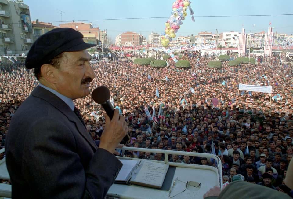 <p>20 Mart 1994'de dönemin DSP Genel Başkanı Ecevit, İzmir'de düzenlenen mitingde halka hitap etmişti. (Arşiv)</p>

<p> </p>
