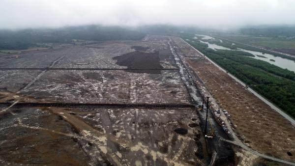 <p>2023'e kadar yapılması planlanan hedef bu. Sondajın ana fonksiyonlarından su altı servisimiz var. Karada yapılan her şeyi su altında iş makineleriyle yapıyoruz. Deniz tabanında su altı robotlarıyla çalışıyoruz. Karada ise 1 milyon dönümlük alanda çalışma yapıyoruz" dedi.</p>