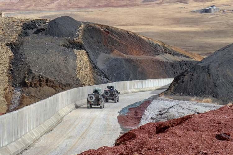 <p>Van Valisi Mehmet Emin Bilmez, TBMM Göç ve Uyum Alt Komisyonu Başkanı ve AK Parti Antalya Milletvekili Atay Uslu ve beraberindeki heyet üyeleri, Türkiye-İran sınırında alınan önlemleri ve yapımı devam eden güvenlik duvarını inceledi.</p>

