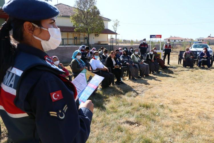 <p>“Kaybetme lüksümüz olmayan bir şey varsa genç kitlemizdir”</p>
<p>Eğitime katılarak bilgiler alan Saratlı Çok Programlı Anadolu Lisesi Okul Müdürü Handan Ergünenç (39), eğitimlerin son derece verimli olduğunu belirterek, “Bugün jandarmamız çok güzel bir eğitim gerçekleştirdi. Bir eğitimci olarak öncelikle onlara çok teşekkür ediyorum. Toplumumuzda asla kaybetme lüksümüz olmayan bir şey varsa o da genç kitlemizdir</p>
