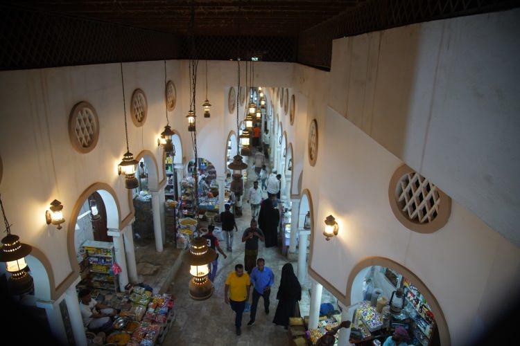 <p>Yemen'in Hadramevt ilinin merkezi Seyun kentinde bulunan ve kentin dokusuna uygun şekilde restore edilen tarihi "Hanzal Çarşısı" yerli ve yabancıların uğrak mekanlarının başında geliyor.</p>
