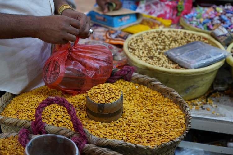 <p>Y&uuml;z&ouml;l&ccedil;&uuml;m&uuml; bakımından Yemen'in en b&uuml;y&uuml;k ili olan Hadremevt'in tarihi &ccedil;arşılarından "Hanzal" ya da &ouml;nceki adıyla "Kasbel"in ge&ccedil;mişi yaklaşık y&uuml;z yıl &ouml;ncesine dayanıyor.</p>
