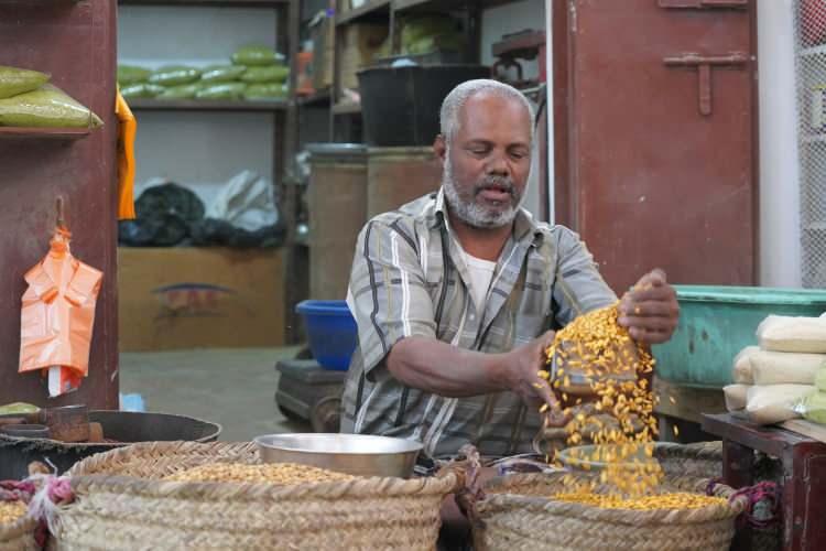 <p>Seyun Sarayı'nın hemen yanı başında tarihi bir &ccedil;arşı</p>

<p>Hanzal &Ccedil;arşısı, d&ouml;rt girişi bulunan ve d&uuml;nyanın en b&uuml;y&uuml;k kerpi&ccedil; yapılarından biri olan Seyun Sarayı'nın hemen yanı başında yer alıyor.&nbsp;</p>
