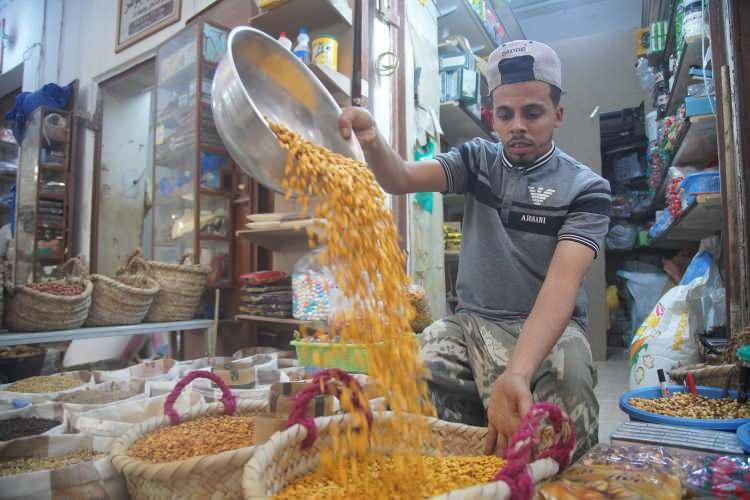 <p>&nbsp;&Ccedil;arşıda, başta hanzal olmak &uuml;zere her t&uuml;rl&uuml; kuruyemişin yanı sıra hurma, tatlı, hediyelik eşya, kına, buhur ve Yemenlilerin "d&uuml;nyanın en iyilerinden" olduğunu iddia ettikleri "D&ucirc;an balı" satılıyor.</p>
