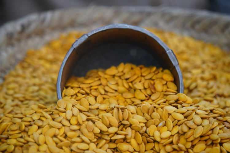 <p>Başta Hadramevt olmak &uuml;zere Yemen'in &ouml;nemli tarihi mekanlarından Hanzal &Ccedil;arşısı, daha &ouml;nce b&uuml;y&uuml;k bir gecekondu ve d&uuml;zensizlik yığını arasında iken 2018'in başlarında restore edildikten sonra kent sakinleri ve yabancıları kendine cezbeden bir mekan haline geldi.</p>
