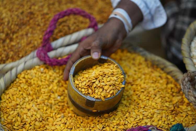 <p>On yıllardır bu &ccedil;arşıda &ccedil;alışan elli yaşlarındaki Abdullah Abdun, AA muhabirine yaptığı a&ccedil;ıklamada, hanzal adı verilen &ccedil;ekirdeğin bu &ccedil;arşının en pop&uuml;ler &uuml;r&uuml;n&uuml; olduğu olduğunu s&ouml;yledi.</p>
