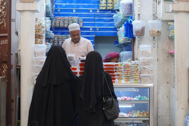 <p>&Ccedil;arşının, Hadramevt'in en eski yapılarından biri olduğunu ifade eden Abdun, 2018 yılında tarihi dokuya uygun bir şekilde ger&ccedil;ekleştirilen restorasyon sonrası buranın &ccedil;ok daha g&uuml;zel bir mekana d&ouml;n&uuml;şt&uuml;ğ&uuml;n&uuml; dile getirdi</p>
