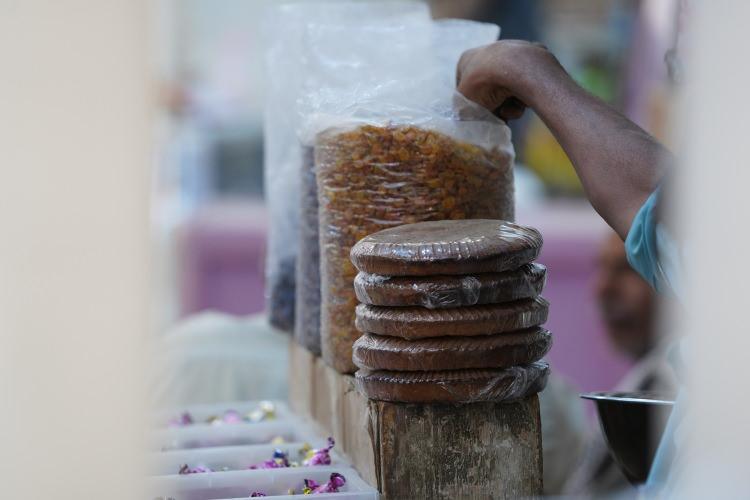 <p>Tarihi dokusuyla &ouml;ne &ccedil;ıkıyor</p>

<p>&Ccedil;arşı, Hadramevt ve Yemen'in bir&ccedil;ok noktasından gelen m&uuml;şterilerin ihtiya&ccedil;larını karşıladığı gibi tarihi dokusuyla da turistik ve manevi bir destinasyonu temsil ediyor.</p>
