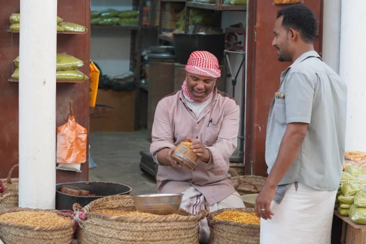 <p>Hanzal &Ccedil;arşısı'nın m&uuml;davimlerinden &uuml;niversite &ouml;ğrencisi &Ouml;mer Ahmed, haftalık ihtiyacı olan tatlı ve kuruyemişleri almak i&ccedil;in buraya geldiğini s&ouml;yledi.</p>

