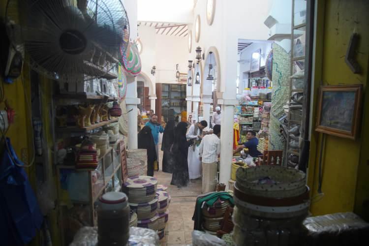 <p>&Ccedil;arşının, konumu itibarıyla ayrıca bir cazibe merkezi olduğuna işaret eden Ahmed, Hadramevt'ten ge&ccedil;en medeniyetlerin izini taşıyan Seyun Sarayı'nın yanında yer almasının Hanzal &Ccedil;arşısı i&ccedil;in bir ayrıcalık olduğunu dile getirdi.</p>
