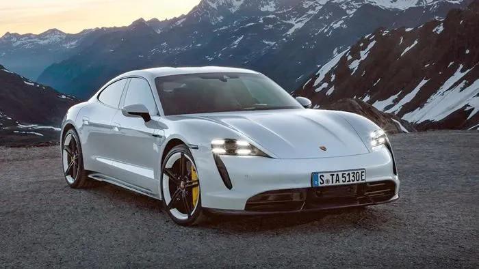 <p><strong>Porsche Taycan Turbo S</strong></p>
<p>0-100: 2.8 saniye<br />
En yüksek hız: 260 km/s<br />
Menzil: 390 km</p>