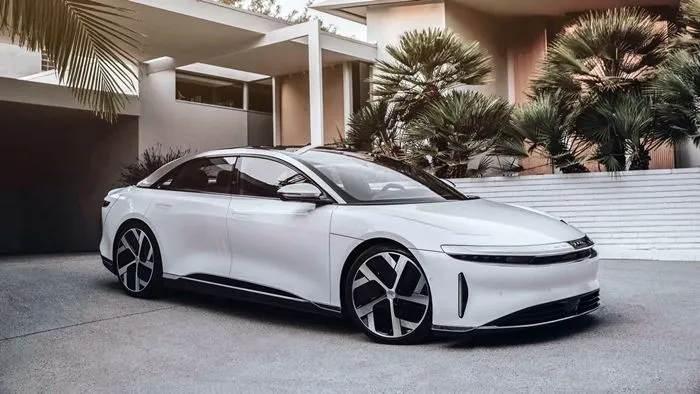 <p><strong>Lucid Air Grand Touring</strong></p>
<p>0-100: 3,2 saniye<br />
En yüksek hız: 270 km/s<br />
Menzil: 630 km</p>