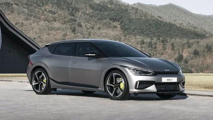 <p><strong>Kia EV6 GT</strong></p>
<p>0-100: 3,5 saniye<br />
En yüksek hız: 260 km/s<br />
Menzil: 395 km</p>