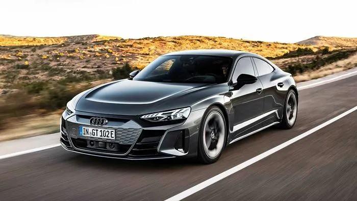 <p><strong>Audi e-tron GT quattro</strong></p>
<p>0-100: 4,1 saniye<br />
En yüksek hız: 245 km/s<br />
Menzil: 420 km</p>