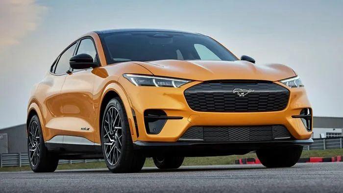 <p><strong>Ford Mustang Mach-E GT</strong></p>
<p>0-100: 4,4 saniye<br />
En yüksek hız: 200 km/s<br />
Menzil: 410 km</p>