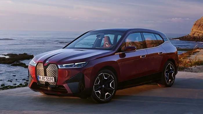 <p><strong>BMW iX xDrive50</strong></p>
<p>0-100: 4,6 saniye<br />
En yüksek hız: 200 km/s<br />
Menzil: 505 km</p>