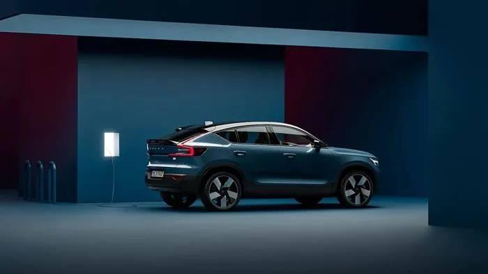 <p><strong>Volvo C40 Recharge</strong></p>
<p>0-100: 4,7 saniye<br />
En yüksek hız: 180 km/s<br />
Menzil: 340 km</p>