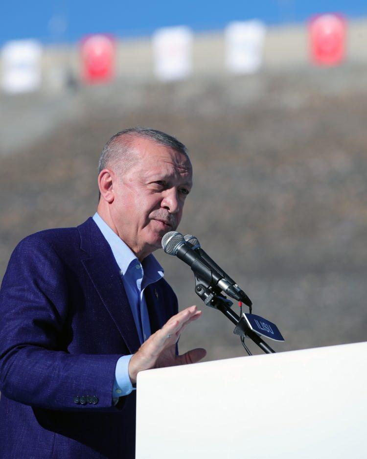 <p>Erdoğan, "Bu barajı her aşamada önümüze çıkartılan nice engellemelere rağmen tamamladık. Karalama kampanyalarını unutmadık unutmayacağız. Bu eser yeminli Türkiye düşmanlarına da kendi ülkesine husumetlerine malum içimizdeki mankurtlara da verilmiş en güzel cevaptır.</p>
