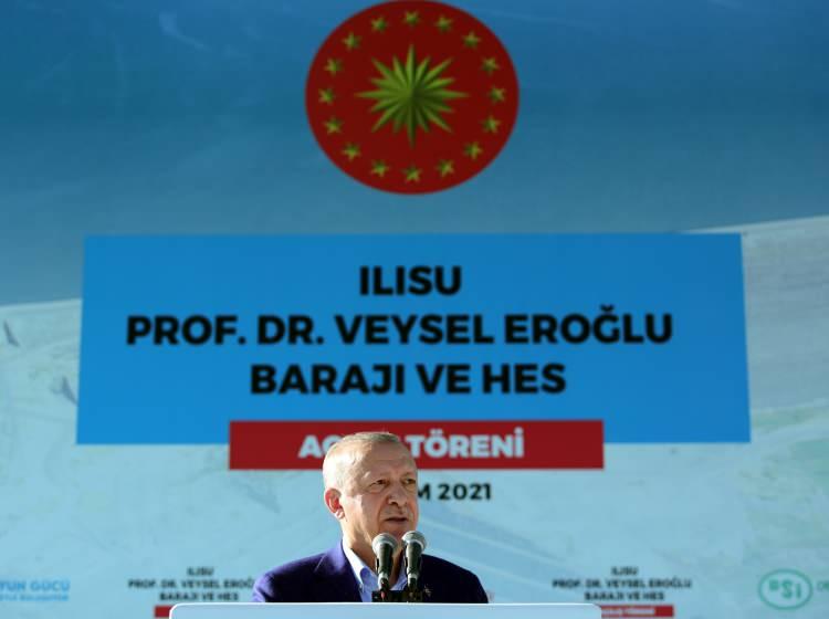<p>Baraj açılışına bakanlarla katılan Cumhurbaşkanı Erdoğan, Ilısu Prof. Dr. Veysel Eroğlu Barajı ve HES'in 19 yıldır halka hizmet amaçlarının en somut örneği olduğunu söyledi</p>
