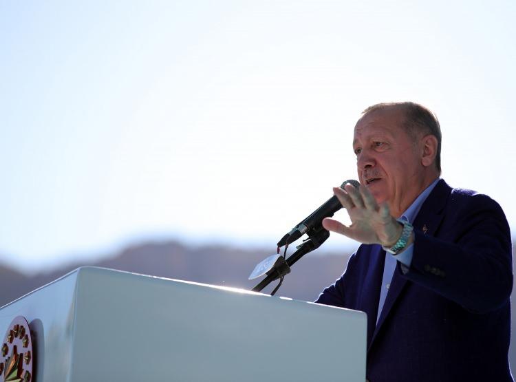 <p>Erdoğan, "Cumhuriyetimizin 100. yılı için milletimize söz verdiğimiz yatırımlardan biri olan bu barajı her aşamada önümüze çıkartılan nice engellemelere rağmen tamamladık. Karalama kampanyalarını unutmadık unutmayacağız, bu eser yeminli Türkiye düşmanlarına da kendi ülkesine husumetlerine malum içimizdeki mankurtlara da verilmiş en güzel cevaptır.</p>
