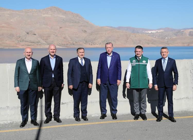 <p>Enerjide de son 19 yılda yerli enerji tesisleri için mücadele ettik. Kalkınmanın temel alt yapısı olan elektrik enerjisinde yaşanabilecek sıkıntıların önlerine geçtik. Şehirlerimizin içme suyu ihtiyacını karşılamak için 271 içme suyu ve 21 atık su tesisini hizmete açtık. 41 milyon vatandaşımıza yaklaşık 3 milyar metreküp içme suyu temin ettik. Bu hizmetleri yapmasaydık 2020 ve 2021 yıllarında 44 ilimiz kısmen veya tamamın susuzluk tehlikesiyle karşı karşıya kalabilecekti. Sel baskınlarına karşı kurulan taşkın koruma tesislerin yarısını yani 5 bin 140 tesisi son 19 yılda hizmete sunduk. Her vatandaşın temiz suya erişimine ulaşmaktır. Bu doğrultuda gerçekleştirdiğimiz su şurasının sonuç bildirgesini halka açıkladık. Suyun geleceğini planladık ve yol haritamızı oluşturduk. Önümüzdeki dönemde de su alanında yeni yatırımlar yapmaya devam edeceğiz. Bugün açılışını yaptığımız Ilısu'nun su ve enerji yanında kültürel ve sosyal gelişimi sağlayacak yapısal durumu da bulunmaktadır. Pek çok yatırımı hayata geçirdik. En çok istismar edilen Hasankeyf başta olmak üzere tüm kültür ve tarihi koruyarak bu günlere geldik. Kültürel değişimi yerinde izlemek istiyoruz. Artık burası kültürel bir tarihi yer olacak ve turistleri çekecektir. Hasankeyf'te bütün tarihi ve kültürel yapıları yeni yerlerine taşıdık. Bay Kemal bunlar öyle lafla olmuyor, lafla peynir gemisi yürümüyor. Ayrıca kısmen taşınan veya yerinde koruma altına alınan eserler de mevcut. Yeni Hasankef'i buna göre inşa ettik" dedi.</p>