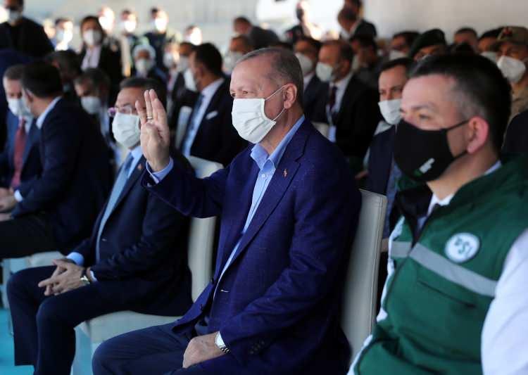 <p>Ilısu'nun Diyarbakır, Batman, Mardin, Siirt ve Şırnak illerimizdeki vatandaşlarımız başta olmak üzere tüm milletimize hayırlı olmasını diliyorum. Bu barajın ülkemize kazandırılmasında emeği geçen herkese teşekkür ediyorum" diye konuştu.</p>
