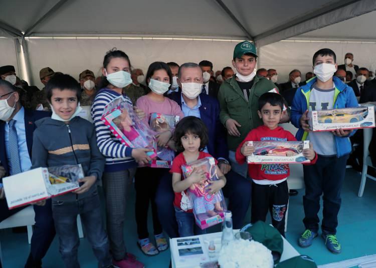 <p>"HDP'nin hizmet derdi yok, biz dertliyiz, hizmet için dertliyiz"</p>
<div> </div>
<div> Konuşmasında HDP'nin bölgeye hizmet yapmadığını söyleyerek devam eden Erdoğan, "Ey PKK’nın yan kolu HDP, sizler bunları yapabilir misiniz? Sizin böyle bir derdiniz var mı? Biz dertliyiz, hizmet için dertliyiz. Biz sizlere aşığız aşık. Buradaki Kürt kardeşlerimizi ihmal edemezdik, etmedik ve onlara bu eserleri kazandırdık. Biz Türküyle, kürdüyle, Arabıyla, Ggürcüsüyle bu ülkede yaşayan vatandaşımıza ayrım yapmadan sizleri Allah için seviyoruz. 2023’ün 14 haziranına bir olarak, beraber olarak, iri olarak, diri olarak, kardeş olarak girecek ve inşallah bu bölgelerden büyük bir yekünle zaferle çıkacağız. Tek millet, tek bayrak, tek devlet, tek vatan, Allah yar ve yardımcımız olsun" diye konuştu. Cumhurbaşkanı Erdoğan'ın konuşmasının ardından Diyanet İşleri Başkanı Ali Erbaş tarafından yapılan dua ile barajın açılışı yapıldı.</div>