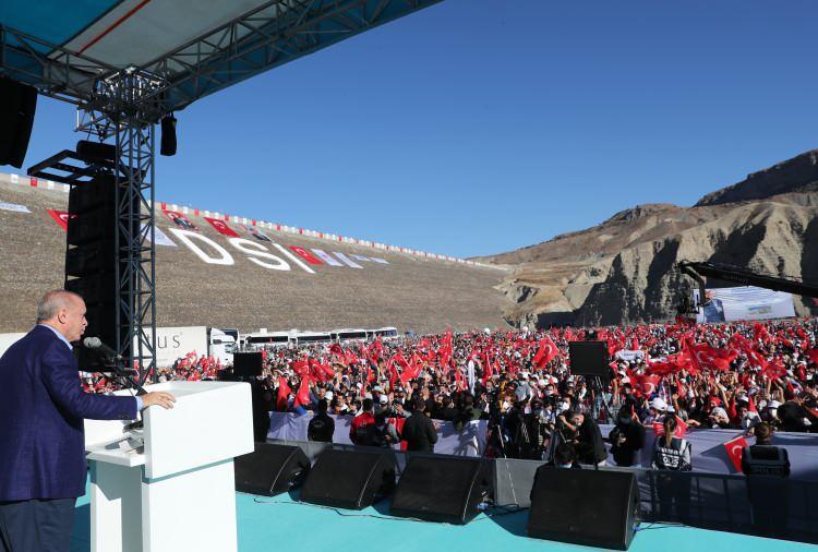 <p>"Dünyanın bundan sonraki dönemine ilişkin senaryolarına karşı hazırlıklı olmamız gerekiyor" Dünyanın giderek artan kuraklık tehlikesine karşı mücadelelerinin devam ettiğini belirten Cumhurbaşkanı Erdoğan, "Tek bir su damlasının israfına müsamahamız yoktur. Dünyanın bundan sonraki dönemine ilişkin senaryolarına karşı hazırlıklı olmamız gerekiyor. Hiç şüphesiz su bu yüzyılın en değerli ve stratejik kaynağıdır. İklim değişikliği kuraklık artan nüfus ve kentleşmeyle birlikte su kaynakları üzerindeki baskılar giderek artmaktadır. Artan nüfusa karşılık yer yüzüne düşen yağışta bir değişiklik olmamıştır. Su kaynaklarının kullanımının kalite ve miktar yönünden azalması da ayrı bir sıkıntıdır. Su kaynaklarının yüzde 70’den fazlası tarımda kullanılıyor bu durum her olumsuzluğun gıda üretimine de yansıyacağı biliniyor" şeklinde konuştu.</p>
