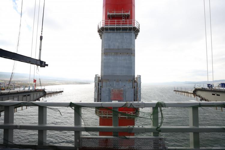 <p>Gece ve gündüz çift vardiya olarak aralıksız devam eden iş süresince, kara yolu bağlantıları, otoyol çalışmaları, köprünün diğer işlemleri ve teknik çalışmalar gibi diğer unsurlar da tamamlanacak.</p>
