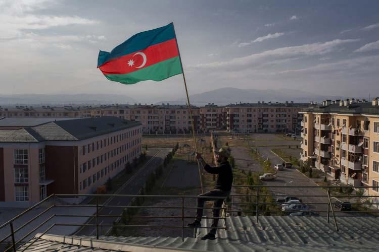 <p>Azerbaycan ile Ermenistan arasında Dağlık Karabağ krizine ilişkin yapılan anlaşma sonrasında Terter kentinde günlerdir sığınaklarda yaşamını sürdüren halk evlerine dönmenin mutluluğunu yaşamıştı. (Arşiv)</p>
