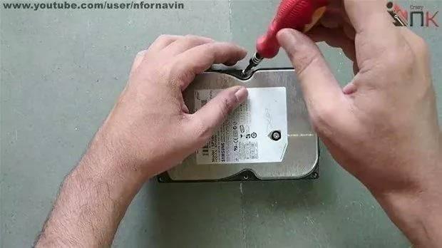 <p>Bir adet ufak motor, hard disk ve plastik parçaları kullanan adam, işin sonunda herkesi şaşırtıyor.</p>

<p> </p>
