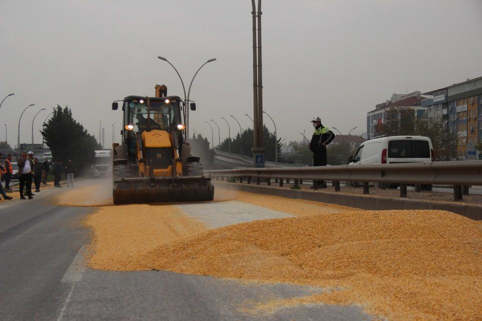 <p>Olay, Kocaeli'nin İzmit ilçesi 42 Evler mevkii Ankara istikametinde meydana geldi. Edinilen bilgiye göre, Gürkan Berber idaresindeki 41 ADY 470 plakalı Mercedes marka kamyonun seyir halinde olduğu sırada arka kapağı açıldı. Mısırlar ise açılan kapaktan dökülerek yolu kapladı. İhbarla olay yerine polis ekipleri sevk edildi. Olası bir kazayı engellemek için kapanan yolda trafik ekipleri önlem alırken, belediye ekipleri de yola saçılan mısırları kepçe yardımıyla toplayarak kamyona yüklendi. Olayla ilgili inceleme başlatan polis ekipleri, sürücü Gürkan Berber'e trafiği aksattığı gerekçesiyle 300 TL para cezası uyguladı.</p>

<p> </p>
