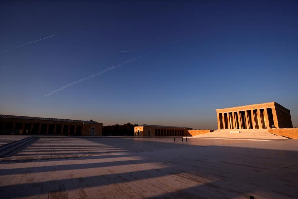 <p>Türkiye Cumhuriyeti'nin kurucusu Mustafa Kemal Atatürk'ün ebedi istirahatgahı Anıtkabir, 750 bin metrekarelik alanda bulunuyor. Alanın 120 bin metrekaresini anıt bloğu, geri kalan kısmını Barış Parkı oluşturuyor.</p>

<p> </p>

