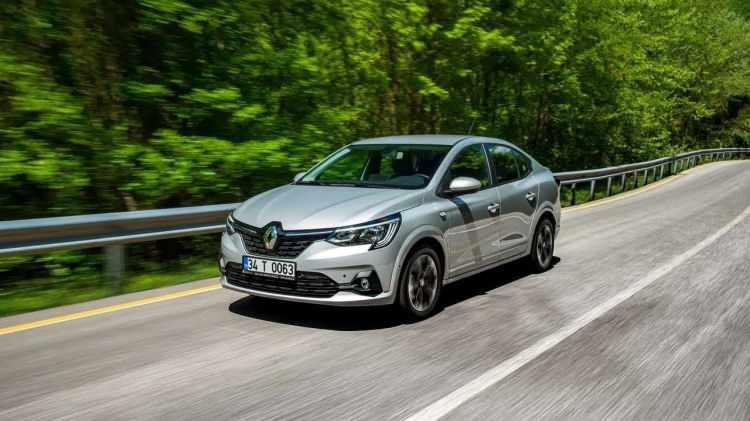 <p><strong>Renault Taliant</strong></p>
<p>Sedan bir Renault almak isteyenler ise Yeni Taliant modelini 200 bin liranın altında fiyatlara alabiliyor. Taliant'ın Joy 1.0 Sce paketi 194 bin 900 liradan satılıyor.</p>